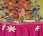 Εορτασμός της τούρτα γενεθλίων με κεριά, δώρα και μπαλόνια